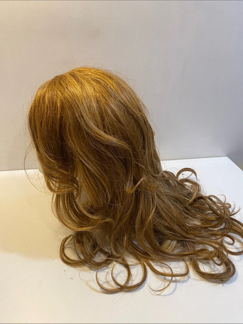 SHAKE & GO Women's Long Wavy Synthetic Wig in Light Ginger Brown